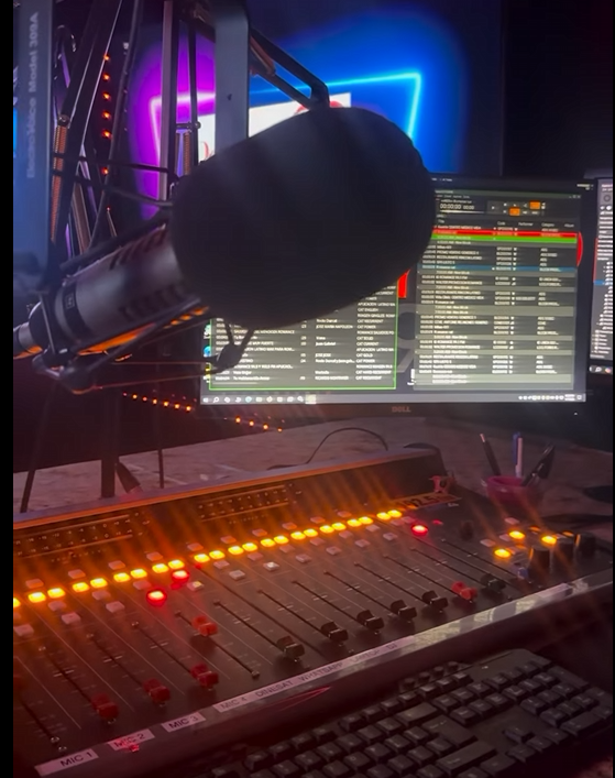 Consola y micrófono en el estudio de Romance FM